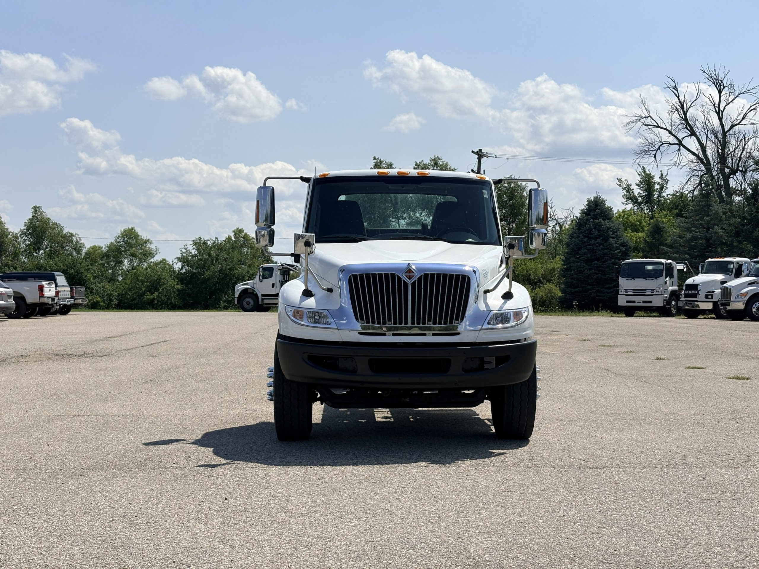 Used 2018 International 4400 Hooklift Truck USED 2018 International 4400 Hooklift Truck - image 2 of 6