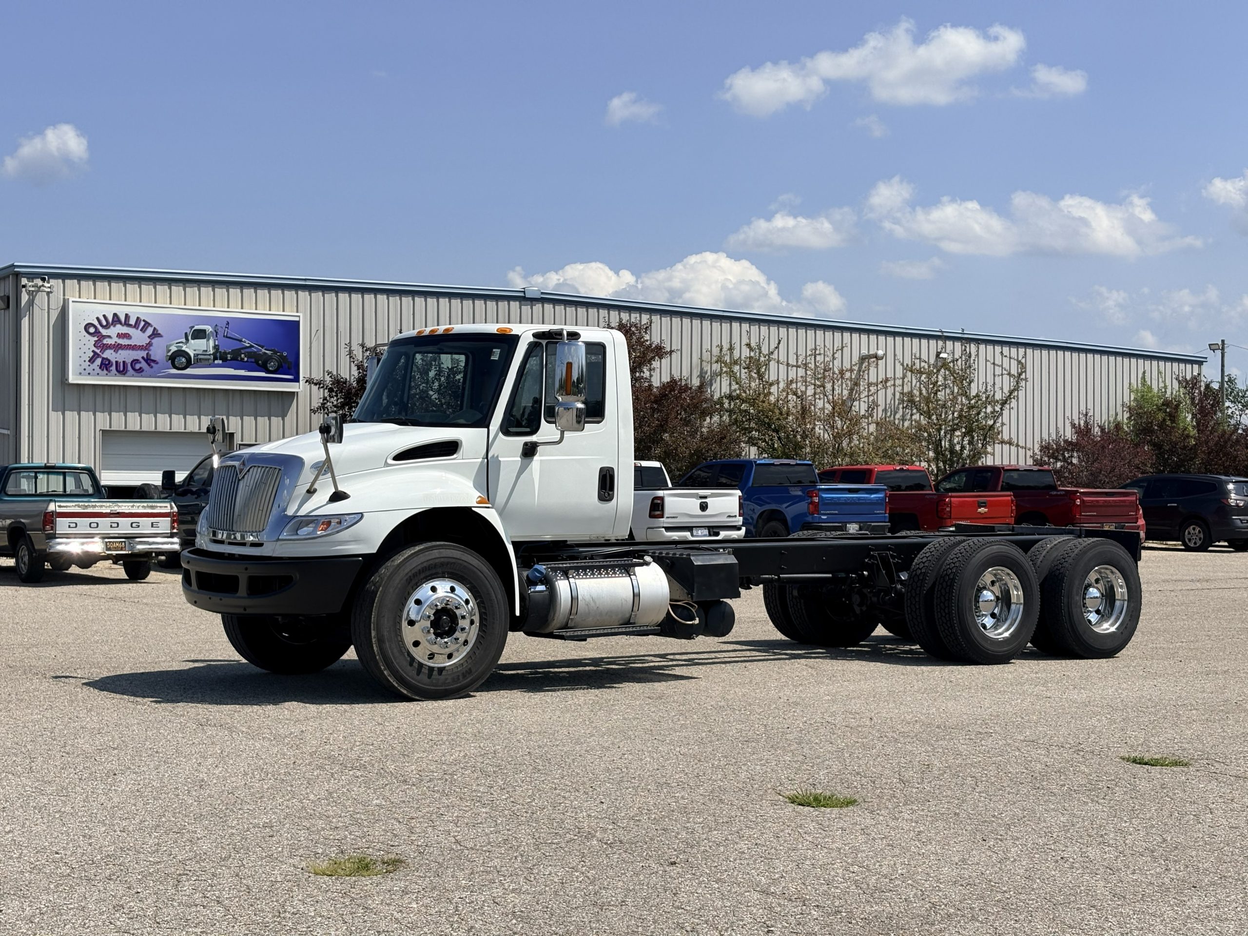 Used 2018 International 4400 Hooklift Truck USED 2018 International 4400 Hooklift Truck - image 5 of 6