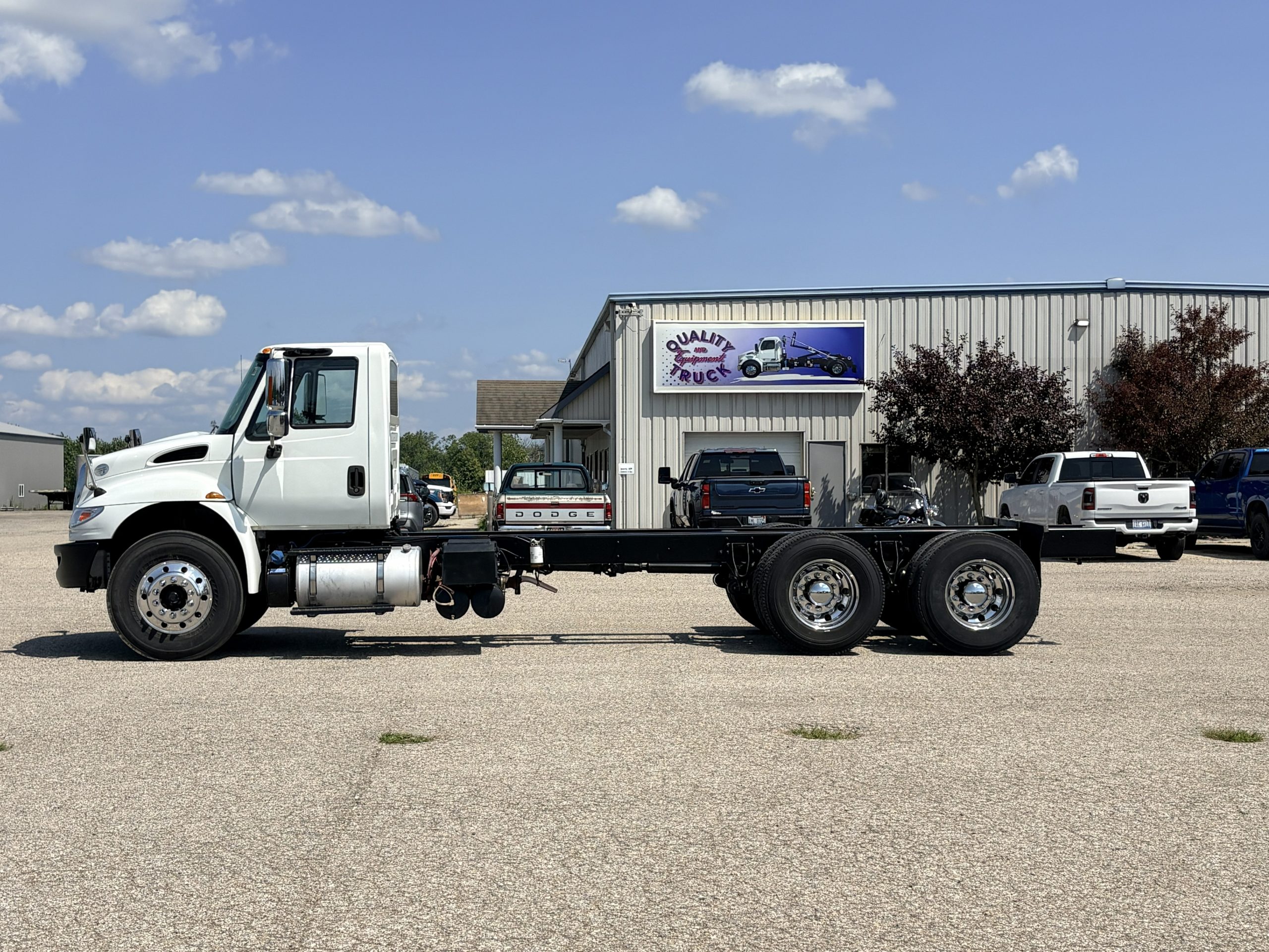 Used 2018 International 4400 Hooklift Truck USED 2018 International 4400 Hooklift Truck - image 3 of 6