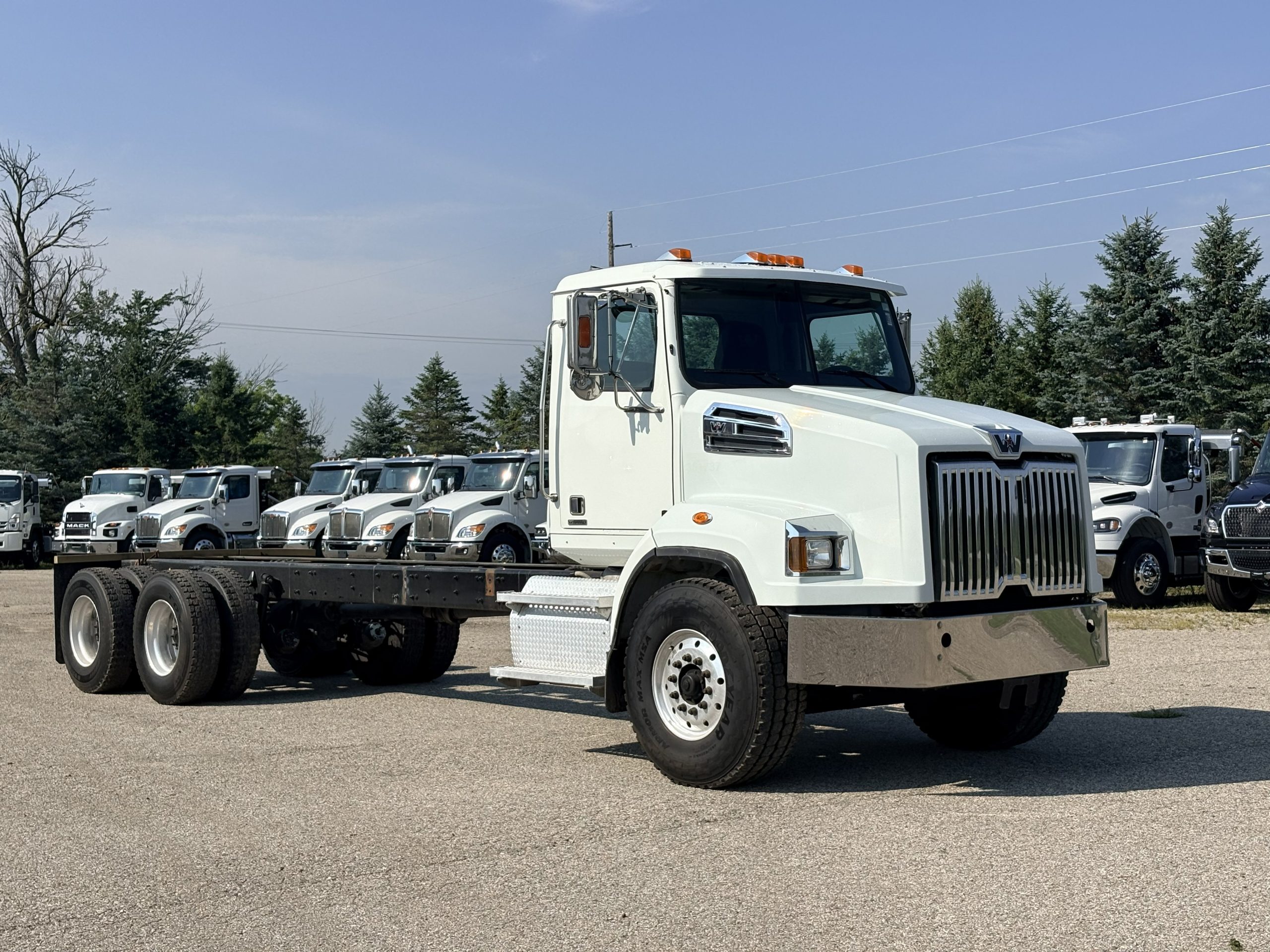 Used 2017 Western Star 4700 Hooklift Truck USED 2017 Western Star 4700 Hooklift Truck - image 1 of 6