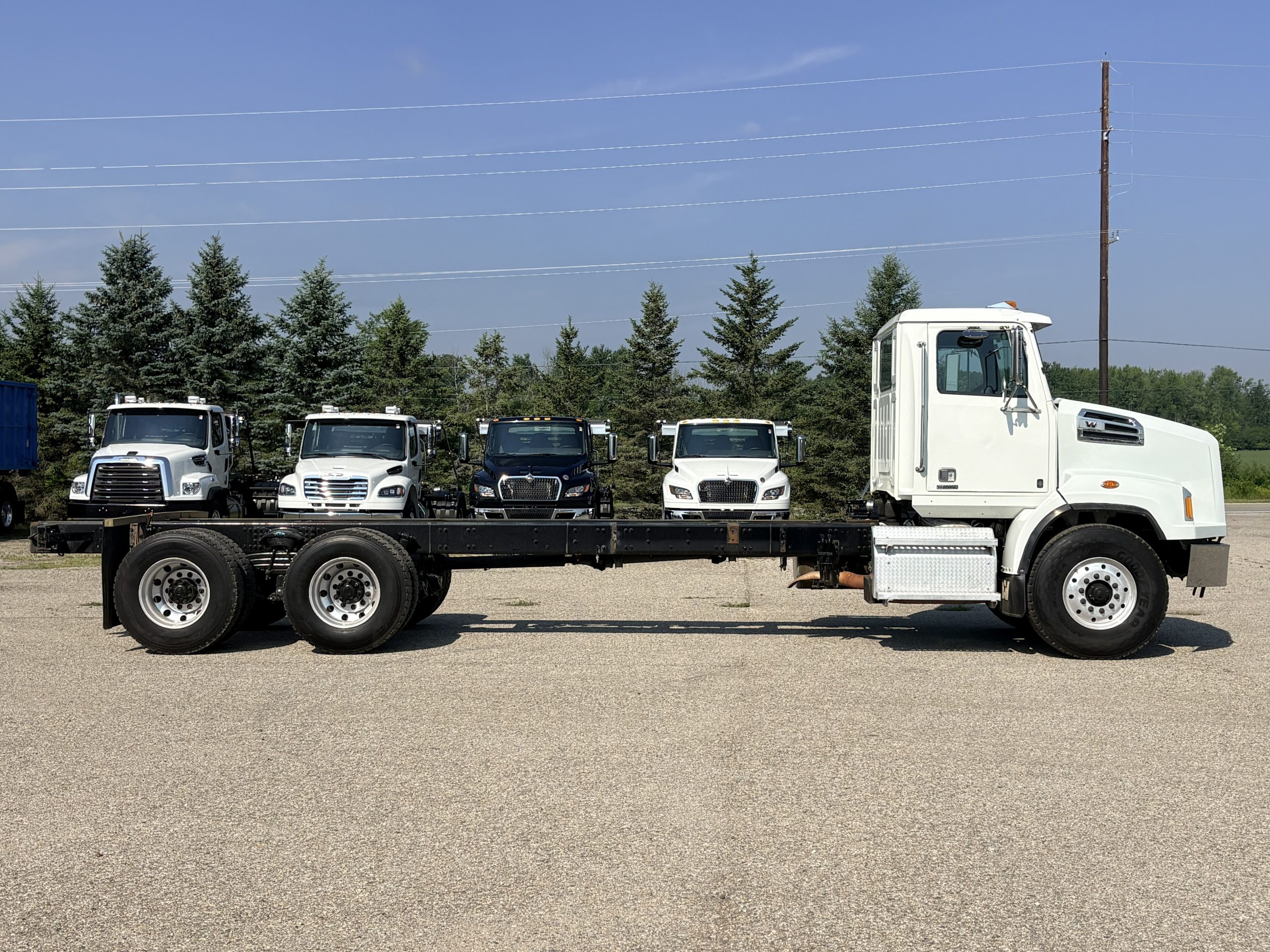 Used 2017 Western Star 4700 Hooklift Truck USED 2017 Western Star 4700 Hooklift Truck - image 4 of 6