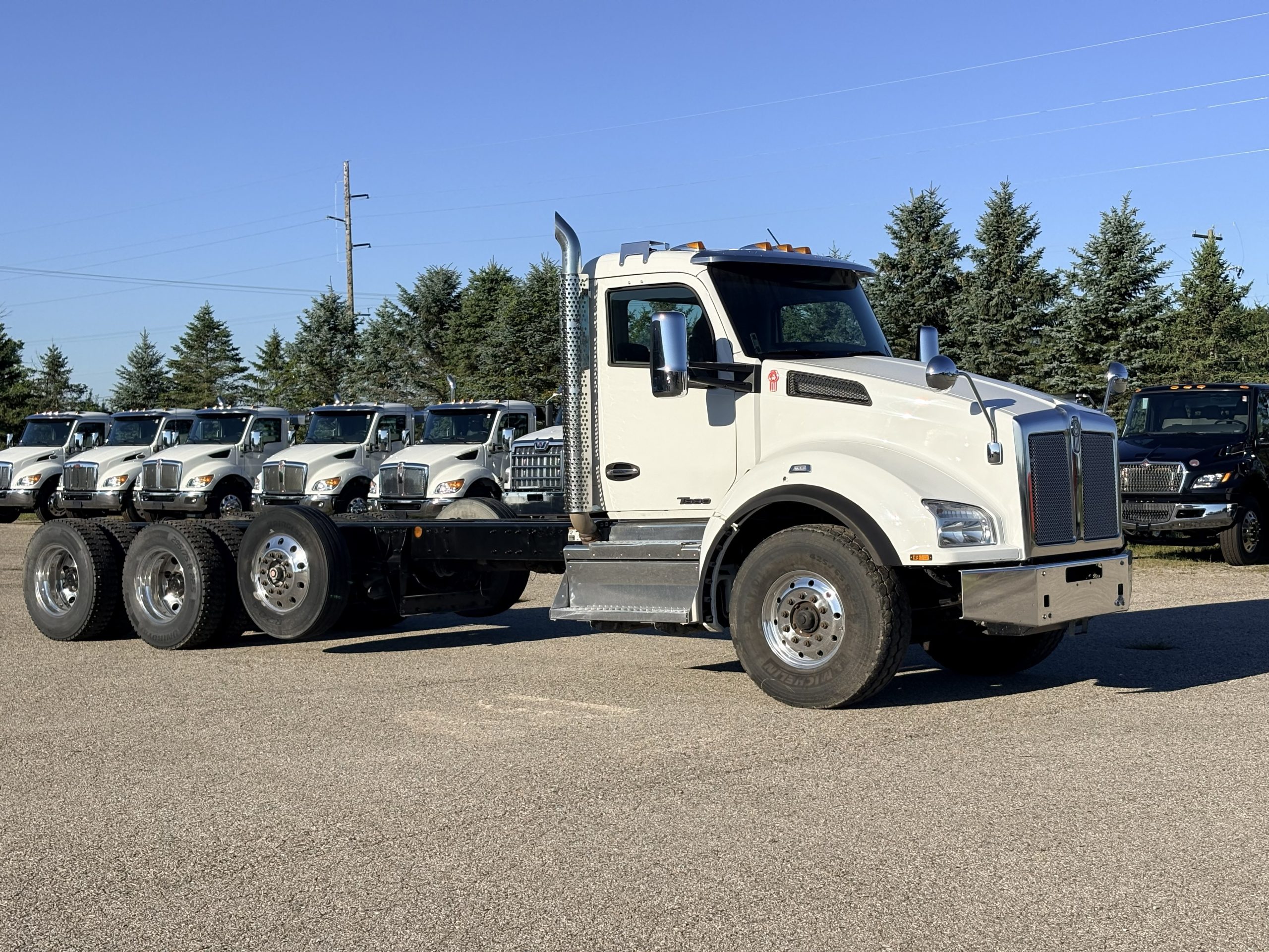 Used 2021 Kenworth T880 Hooklift Truck USED 2021 Kenworth T880 Hooklift Truck - image 1 of 6