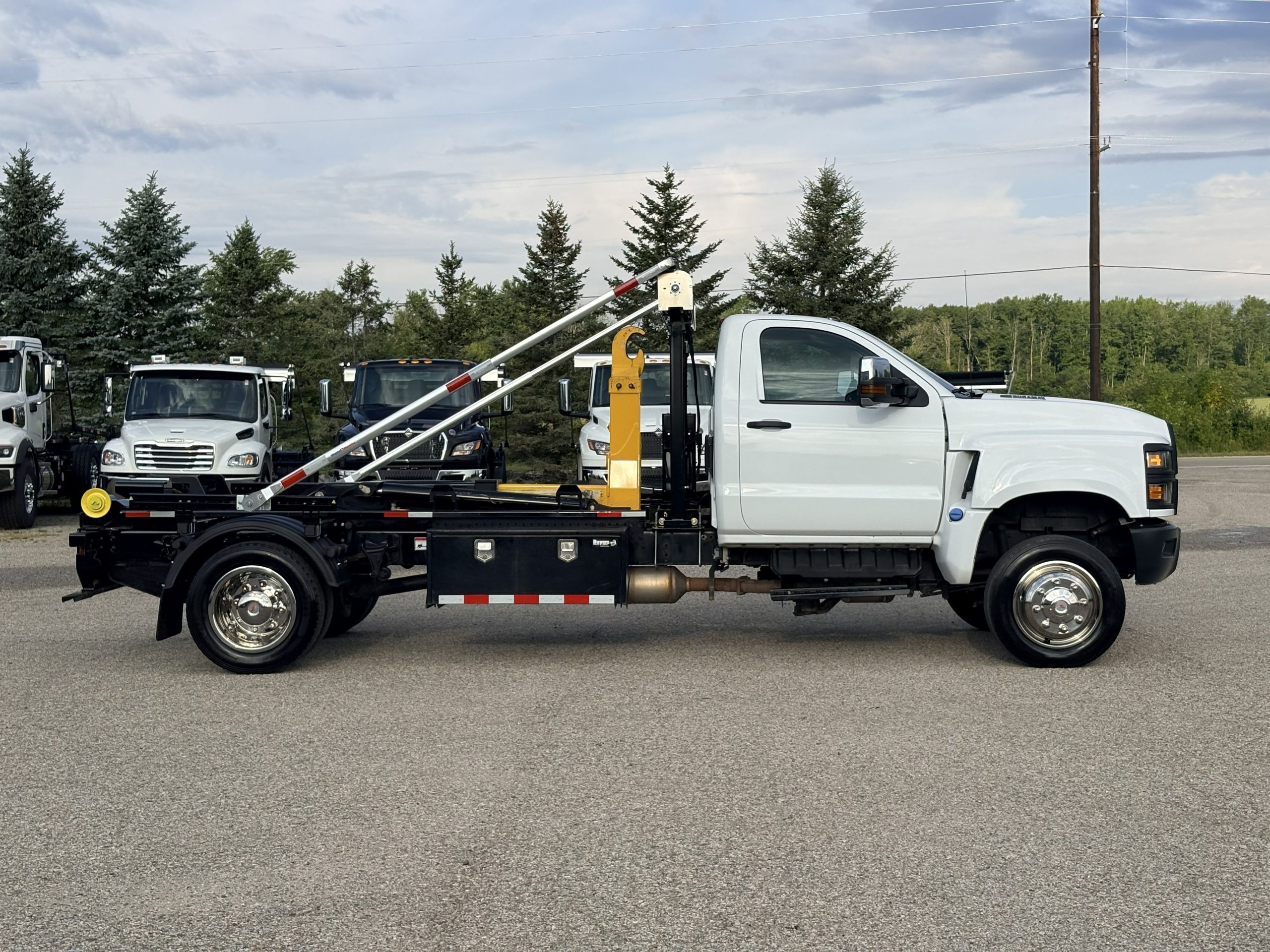 Used 2022 Chevy 4X4 6500 Hooklift Truck USED 2022 Chevy 4X4 6500 Hooklift Truck - image 4 of 6