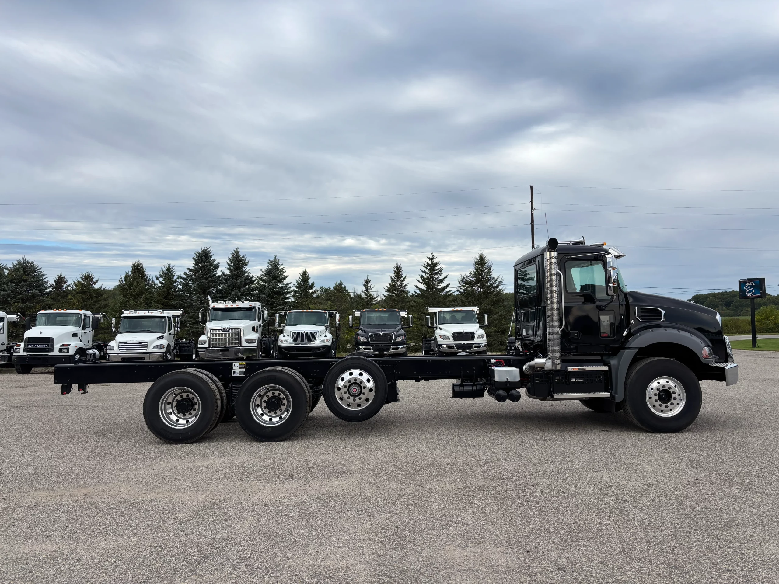 NEW 2026 Mack Granite Hooklift Truck - image 4 of 6