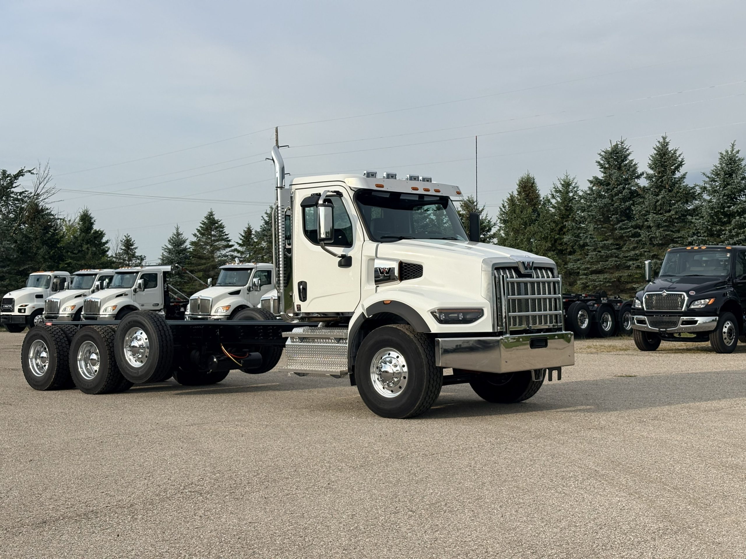 New 2027 Western Star 49X Hooklift Truck NEW 2027 Western Star 49X Hooklift Truck - image 3 of 6