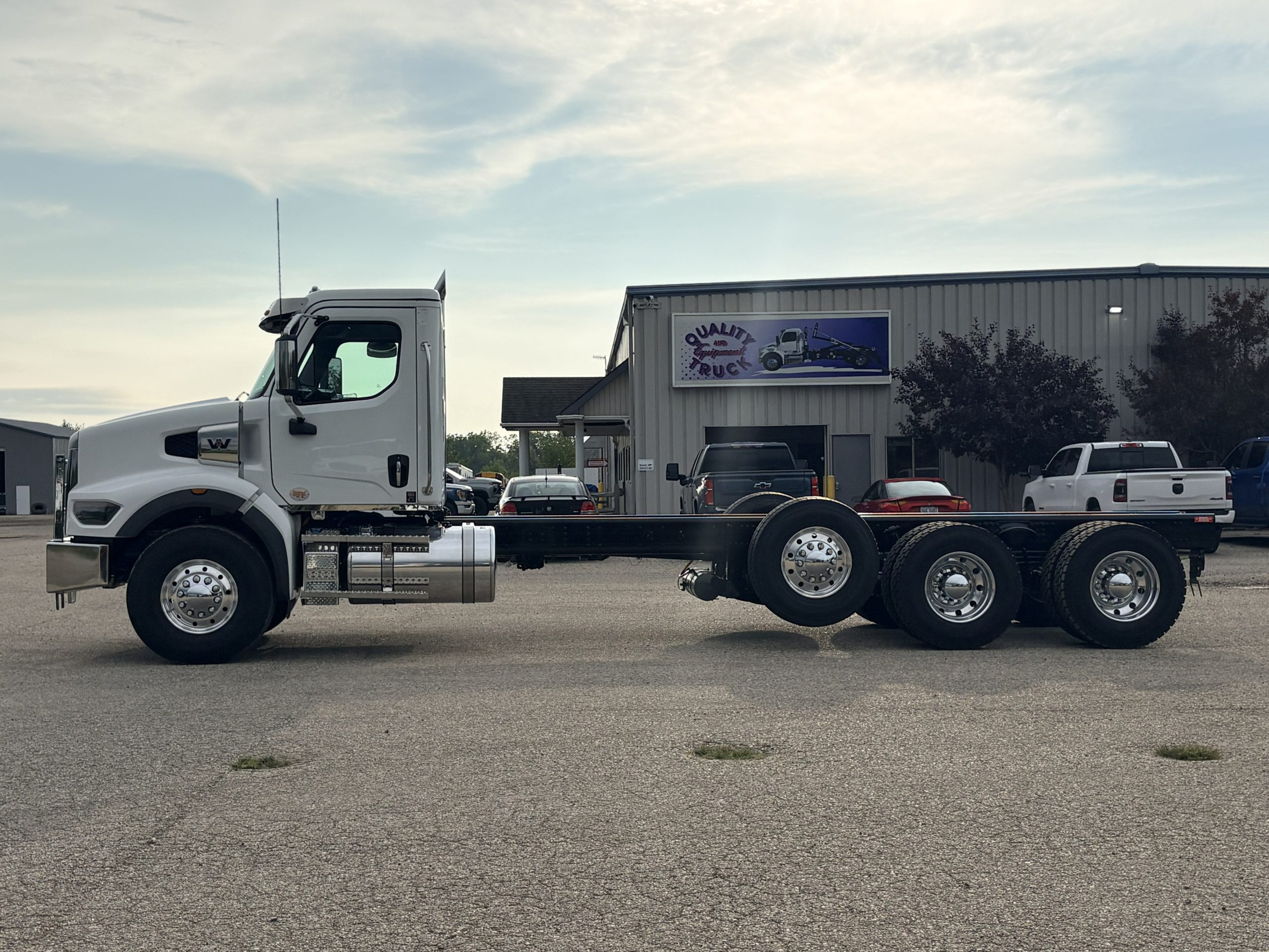New 2027 Western Star 49X Hooklift Truck NEW 2027 Western Star 49X Hooklift Truck - image 4 of 6