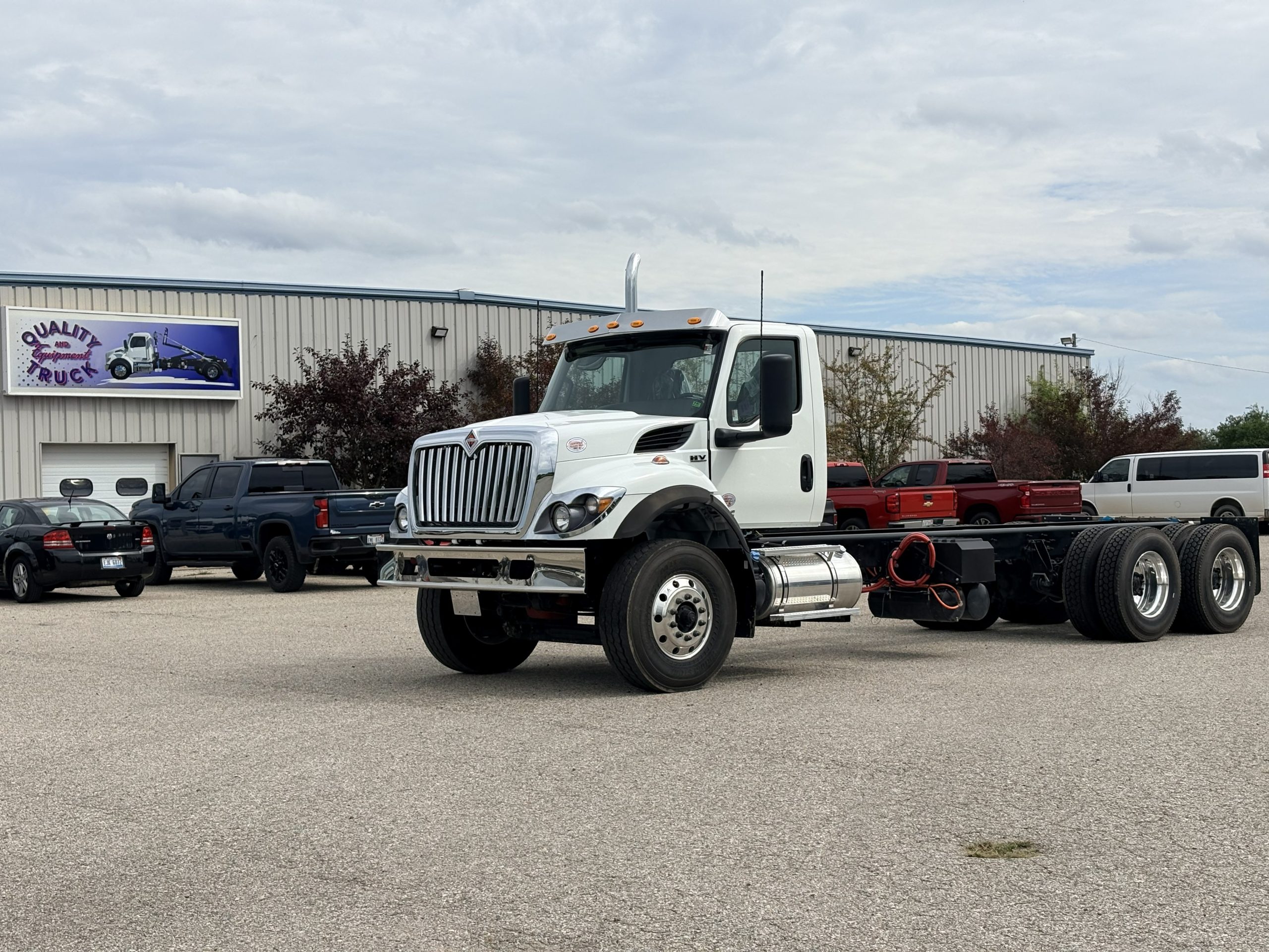 NEW 2027 International HV Hooklift Truck - image 2 of 6