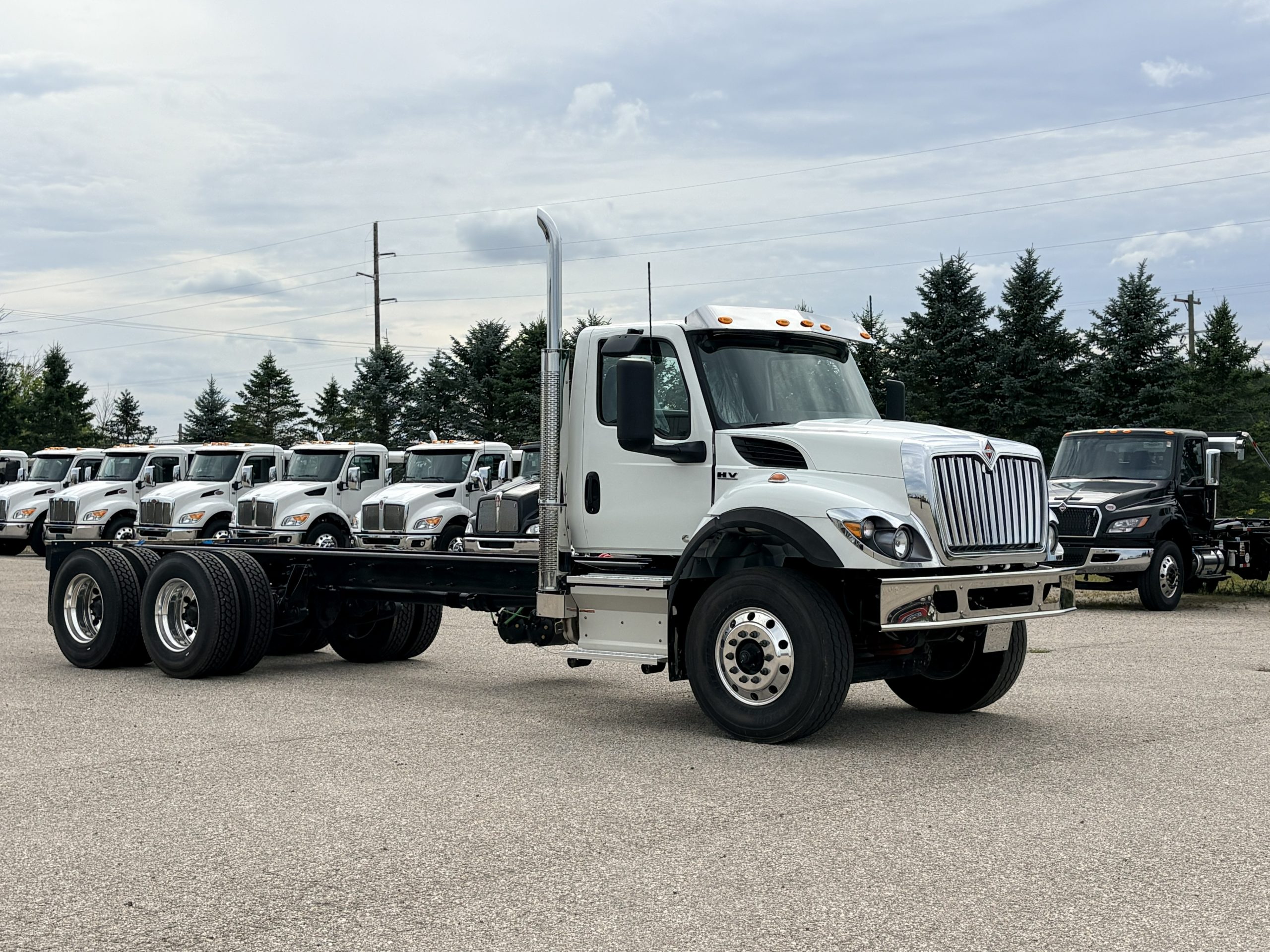 NEW 2027 International HV Hooklift Truck - image 5 of 6