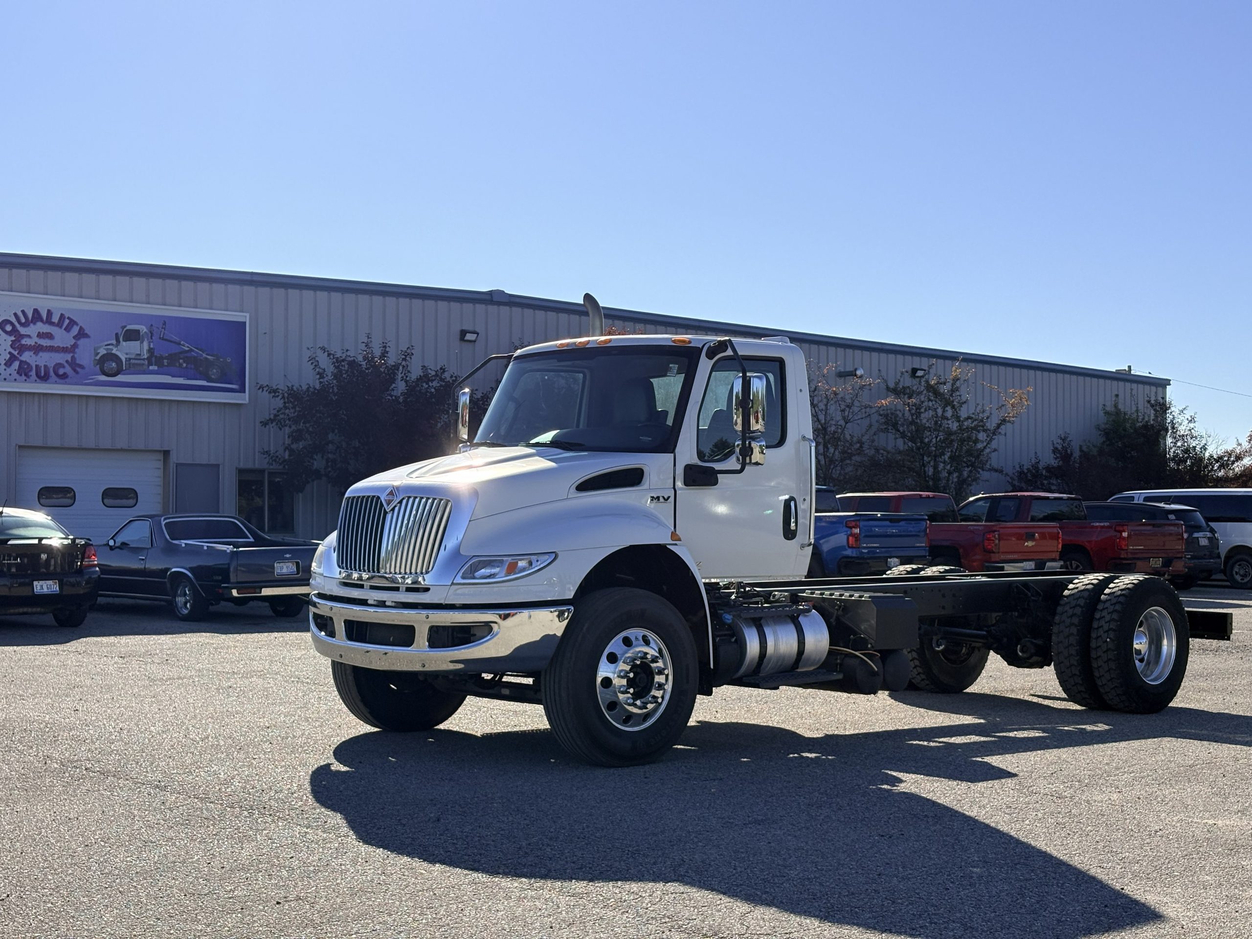 Used 2019 International MV Hooklift Truck - image 2 of 6