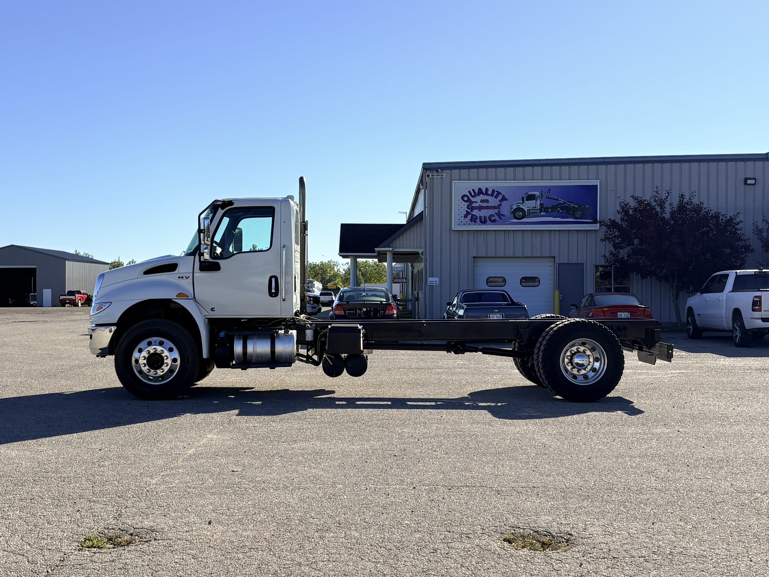 Used 2019 International MV Hooklift Truck - image 4 of 6