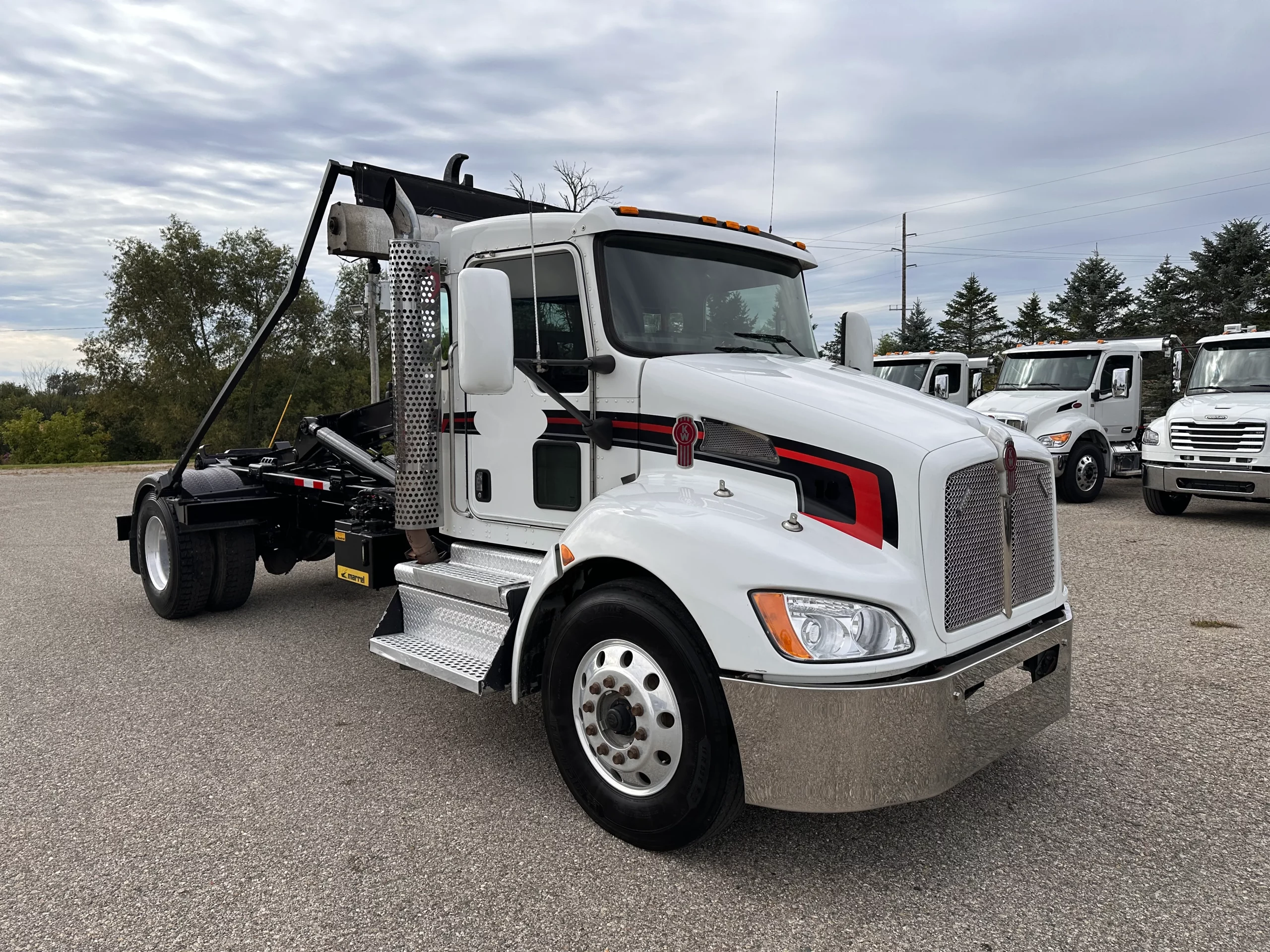 Used 2018 Kenworth T370 Hooklift Truck USED 2018 Kenworth T370 Hooklift Truck - image 1 of 6